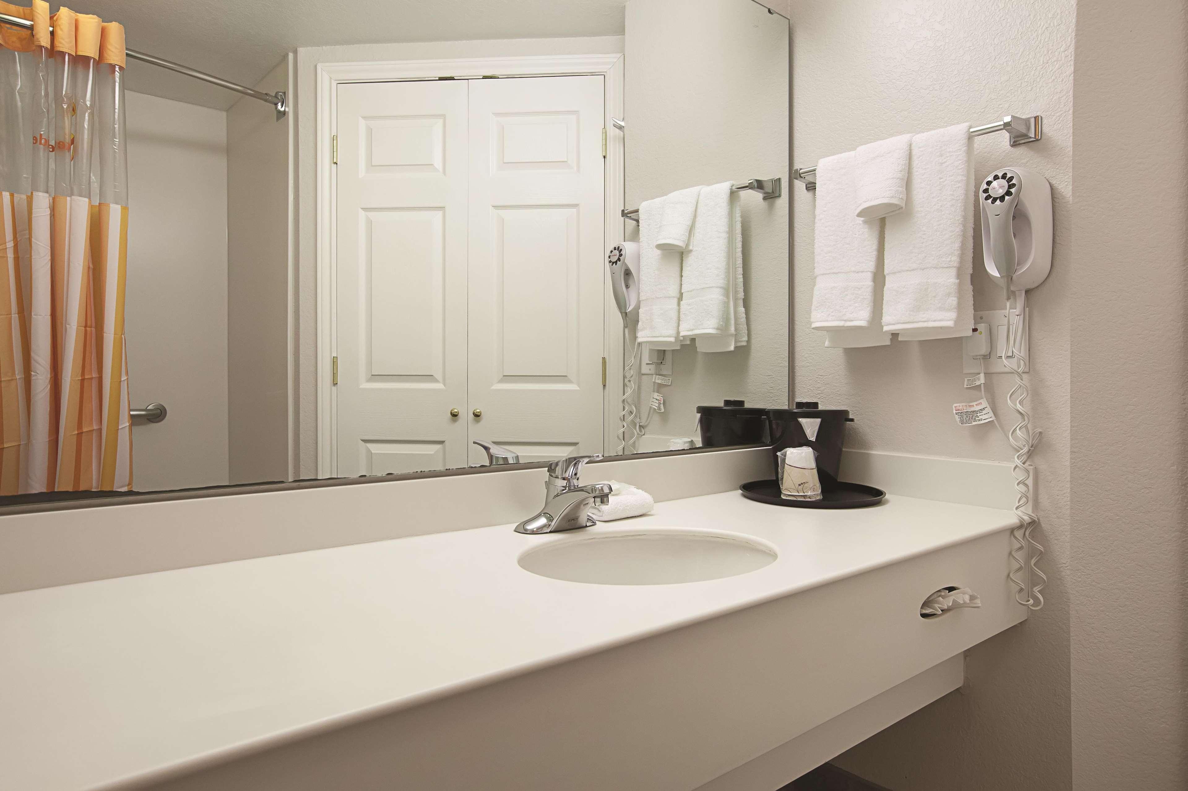 La Quinta By Wyndham Raleigh Durham Intl Ap Hotel Morrisville Exterior photo